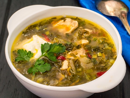 Бистра супа / чорба със спанак, зелен лук, пилешко месо от бут, ориз, пащърнак и лимон - снимка на рецептата
